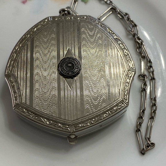 Vintage Art Deco Wristlet Dance Compact (Final Price) - Picture 11 of 13